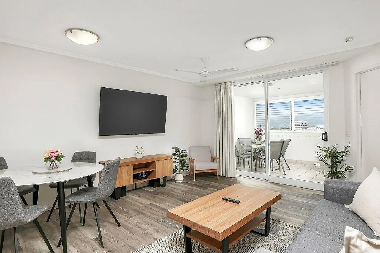 'The Sand Dollar' Central Cairns Chic Studio